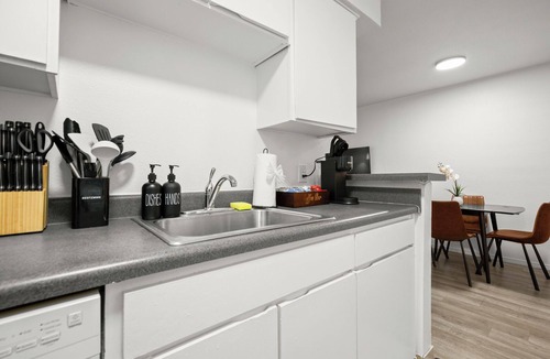 West Campus Apartment | Cozy 1-bedroom apartment in excellent Austin with AC