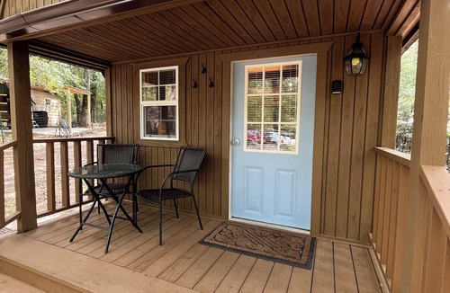 Fort Valley Cottage | Cozy 1-Bedroom Cabin w/Lofts in the Woods