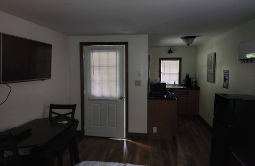Piper Gap House | Cozy 1-bedroom house in awesome Lambsburg with WiFi, AC , swimming pool.