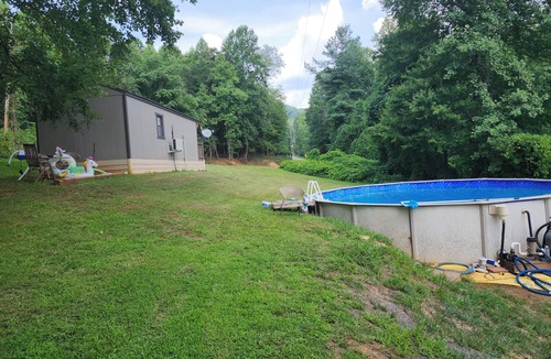 Piper Gap House | Cozy 1-bedroom house in awesome Lambsburg with WiFi, AC , swimming pool.