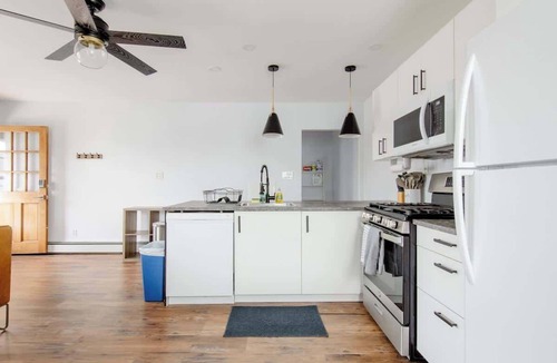 Newport House | Cozy 1B Apt w/fireplace, full kitch & off str PK