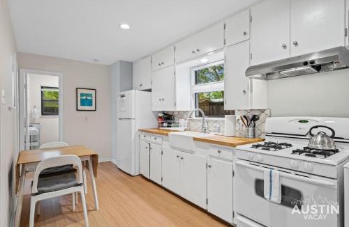 East Cesar Chavez House | Cozy 1BR1BA East Austin Hideaway w Vaulted Ceilings by Austin Vacay