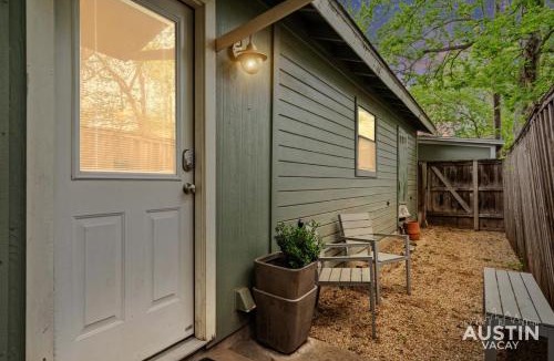 East Cesar Chavez House | Cozy 1BR1BA East Austin Hideaway w Vaulted Ceilings by Austin Vacay