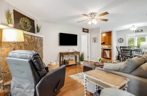 Blowing Rock Condo | Cozy 1st Floor, Walk to Main, Fireplace, King Beds