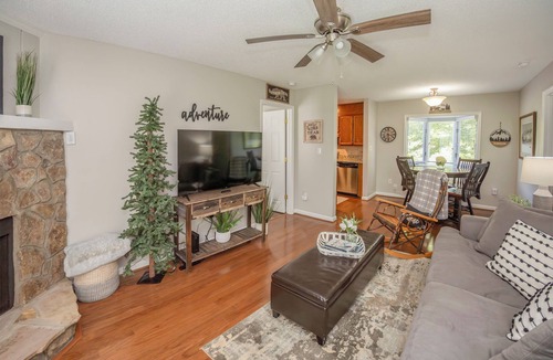 Blowing Rock Condo | Cozy 1st Floor, Walk to Main, Fireplace, King Beds