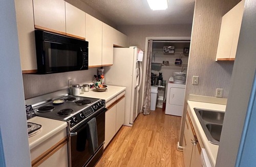 Westover Apartment | Cozy 2-bedroom apartment in charming Fayetteville with AC, WiFi
