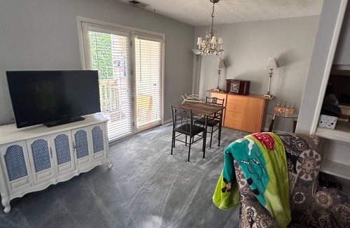 Westover Apartment | Cozy 2-bedroom apartment in charming Fayetteville with AC, WiFi