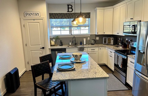 Chesapeake Condo | Cozy 2-bedroom condo in wonderful Chesapeake with fitness room, WiFi