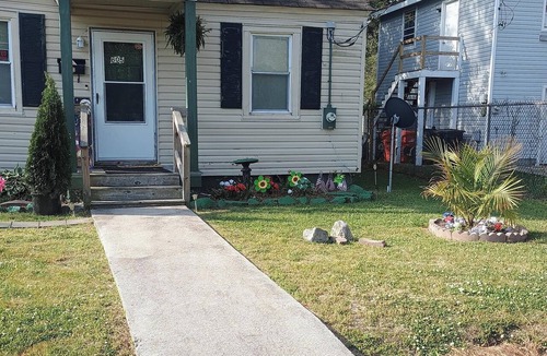 Elizabeth City Resort | Cozy 2-bedroom house in tranquil Elizabeth City with AC. Kick back with us.