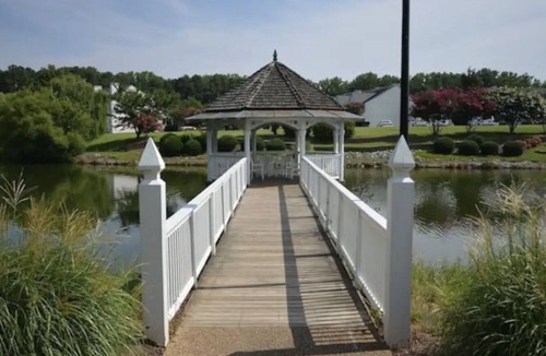 Berkeley Resort | Cozy 2 Bedroom Upstairs Suite at the Historic Powhatan