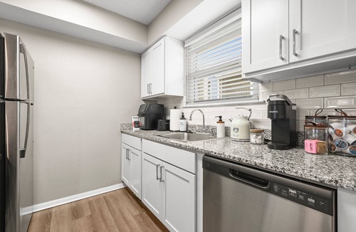 South Baton Rouge Apartment | Cozy 2B Getaway Pool Prime Location in Baton Rouge Medical District