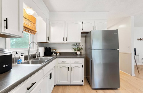 Wellford House | Cozy 2BR newly renovated mid-century modern duplex
