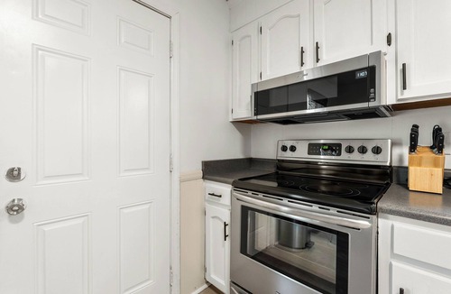 Wellford House | Cozy 2BR newly renovated mid-century modern duplex