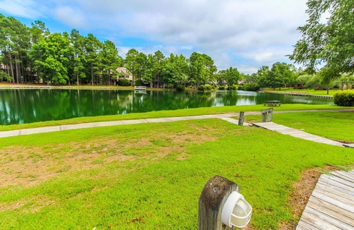 New Bern Apartment | Cozy 2BR on Neuse River w/Kitchen + Resort Perks