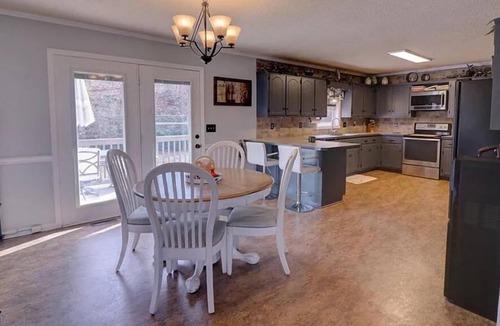 Seneca House | Cozy 3-bedroom house in Seneca