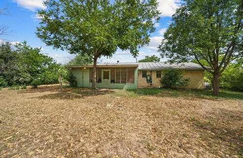 Center Point House | Cozy 3 Bedroom Ranch on Quiet Street Centrally Located in the Hill Country