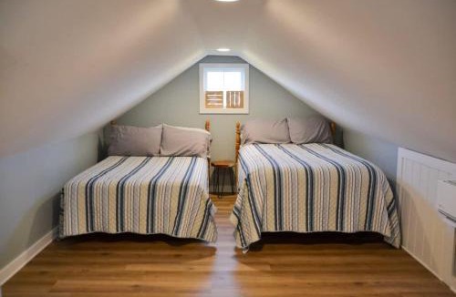 Davis House | Cozy 3BR Cottage Fishing Private Dock Boating