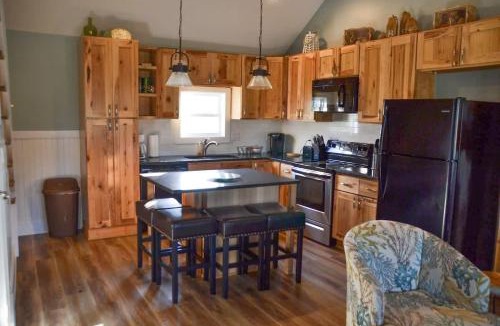 Davis House | Cozy 3BR Cottage Fishing Private Dock Boating