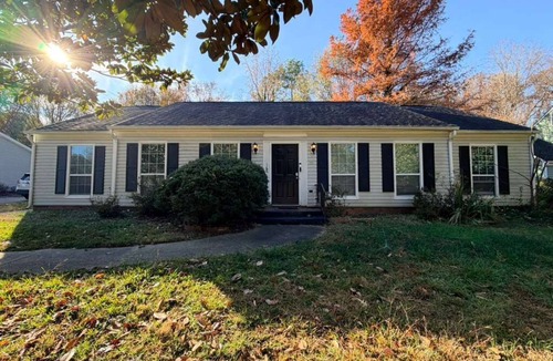 Charlotte House | Cozy 3BR Home | Yard + WiFi + Sleeps 10