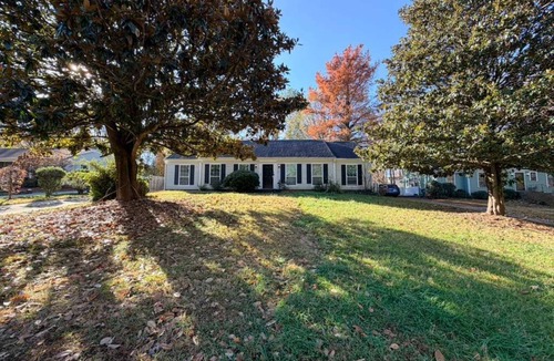 Charlotte House | Cozy 3BR Home | Yard + WiFi + Sleeps 10