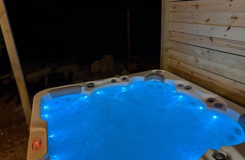 Bandera Cabin | Cozy A-Frame | Hot Tub, Fire-pit, Pets