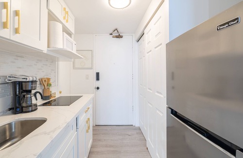 McCully - Moiliili Condo | Cozy and Warm Modern Studio near Waikiki Beach!
