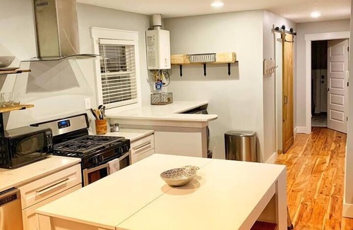 Wilmington House | Cozy Blue Bungalow Walk Downtown! Free parking!