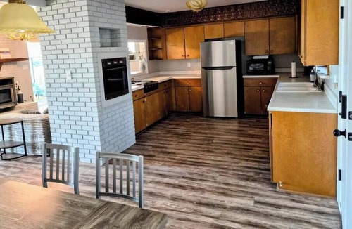 Whitney House | Cozy "Blue Moon" Cabin with Beautiful Lake Whitney View and Upstairs Deck