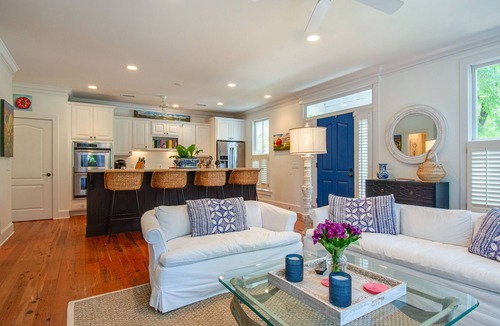 Olde Town House | Cozy Bluffton Cottage in Old Town.