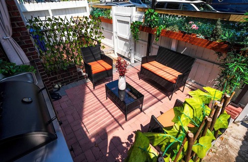 Queens Apartment | Cozy Budget Studio by Main Street, Flushing with AC and Free On-Site Parking