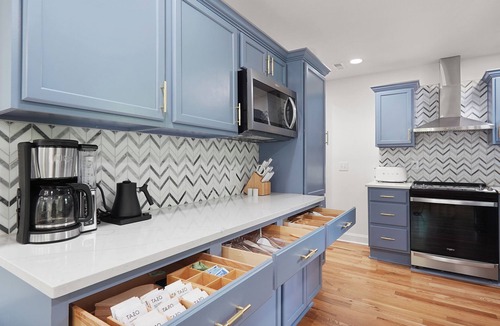 Durham House | Cozy Bull Cottage - Duke, UNC, Modern