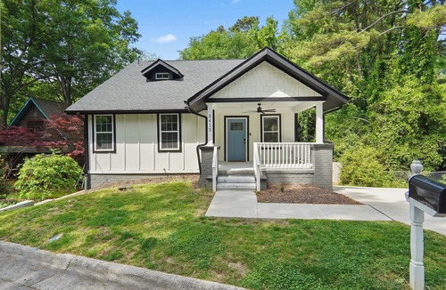 Durham House | Cozy Bull Cottage - Duke, UNC, Modern