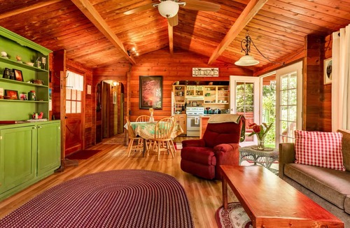 Volcano Cabin | Cozy Cabin in Volcano Village minutes from Volcano Park entrance.