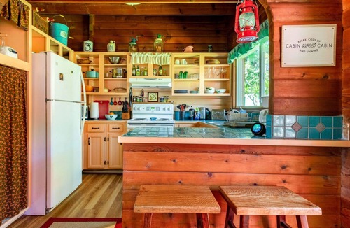Volcano Cabin | Cozy Cabin in Volcano Village minutes from Volcano Park entrance.