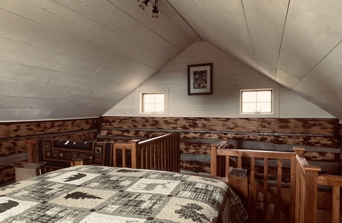 Purlear Cabin | Cozy cabin with modern day amenities and views of the Blue Ridge Mountains.