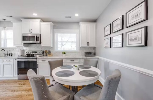 Richmond House | Cozy Cape with fenced yard near Carytown