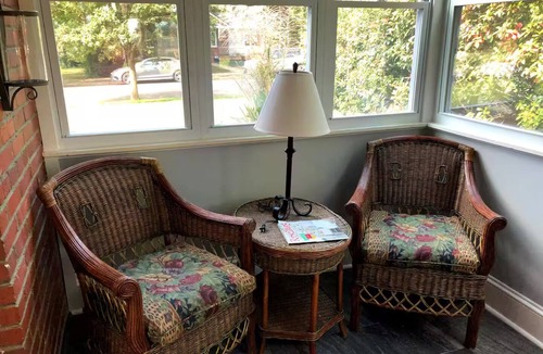 Richmond House | Cozy Cape with fenced yard near Carytown