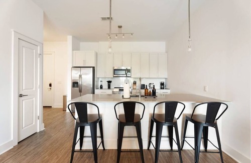 Second Ward Apartment | Cozy Carolina | Free Parking, Gym, Pool