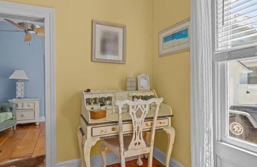 Morehead City Cottage | Cozy Carriage House. 1 bed 1 marble bath w/tub 1 block from water. Sleeps 3