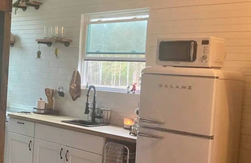 Conway Cottage | Cozy Carriage House in Conway with Private Hot Tub