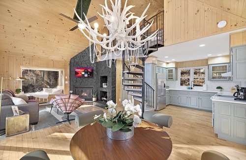 Seven Devils Ski Chalet | Cozy Chalet Getaway, Hot Tub, Pet-Friendly, WiFi, AC in Seven Devils