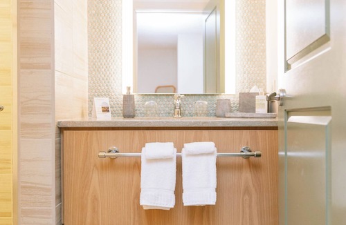Ansonborough Hotel | Cozy Charleston Retreat | King Bed + Luxe Touches