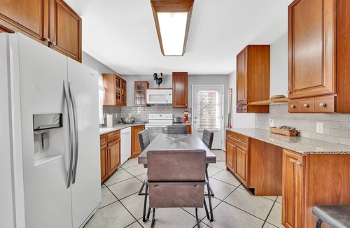 Charlotte House | Cozy City Retreat! Spacious 6-bedroom house in marvelous Charlotte with WiFi, AC