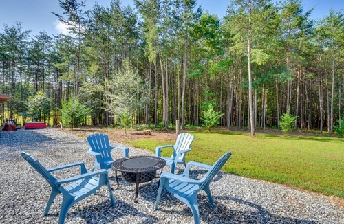Clarkesville House | Cozy Clarkesville Getaway w/Fire Pit!