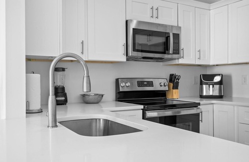 Little River House | Cozy Coastal Getaway | Family and Pet Friendly