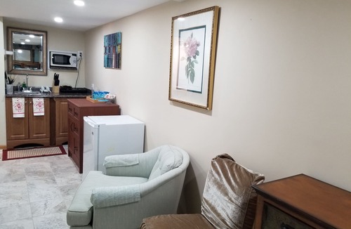 West Falls Church Apartment | Cozy, comfortable, elegant apartment suite in Northern VA