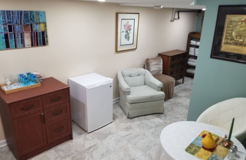 West Falls Church Apartment | Cozy, comfortable, elegant apartment suite in Northern VA