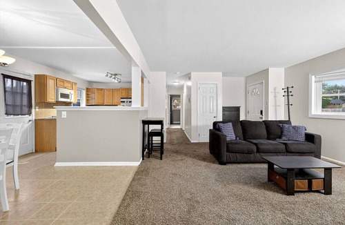 Newark House | Cozy, Convenient, Centrally Located Newark Rancher
