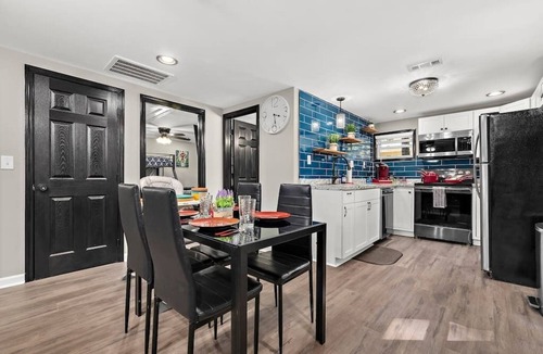 Westport House | "Cozy Cottage" Denver: Near Lake Norman, Beatties Ford Park, Sleeps 7 + Fire Pit