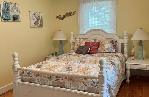 Marshallberg House | Cozy Cottage in quiet neighborhood not far from beaches